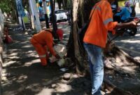 Petugas kebersihan Kota Padang membersihkan sampah yang berserakan di kawasan CFD, Minggu (18/5/2025). (Foto: Prokopim Padang)