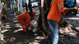 Petugas kebersihan Kota Padang membersihkan sampah yang berserakan di kawasan CFD, Minggu (18/5/2025). (Foto: Prokopim Padang)