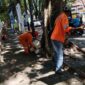 Petugas kebersihan Kota Padang membersihkan sampah yang berserakan di kawasan CFD, Minggu (18/5/2025). (Foto: Prokopim Padang)
