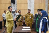 Wali Kota Padang Fadly Amran melantik kepala SD/SMP di Kota Padang, Senin (19/5/2025). (Foto: Prokopim Padang)