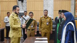 Wali Kota Padang Fadly Amran melantik kepala SD/SMP di Kota Padang, Senin (19/5/2025). (Foto: Prokopim Padang)