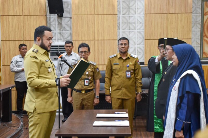 Wali Kota Padang Fadly Amran melantik kepala SD/SMP di Kota Padang, Senin (19/5/2025). (Foto: Prokopim Padang)