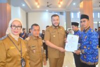 Wali Kota Padang Fadly Amran menyerahkan secara simbolis SK pengangkatan CPNS di lingkungan Pemko Padang, Selasa (27/5/2025). (Foto: Prokopim Padang)