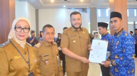 Wali Kota Padang Fadly Amran menyerahkan secara simbolis SK pengangkatan CPNS di lingkungan Pemko Padang, Selasa (27/5/2025). (Foto: Prokopim Padang)