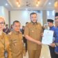 Wali Kota Padang Fadly Amran menyerahkan secara simbolis SK pengangkatan CPNS di lingkungan Pemko Padang, Selasa (27/5/2025). (Foto: Prokopim Padang)