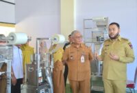 Wali Kota Padang Fadly Amran meninjau Sentra Rendang di Lubuk Buaya, Kecamatan Koto Tangah, Senin (19/5/2025). (Foto: Prokopim Padang)