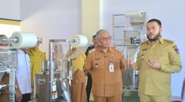 Wali Kota Padang Fadly Amran meninjau Sentra Rendang di Lubuk Buaya, Kecamatan Koto Tangah, Senin (19/5/2025). (Foto: Prokopim Padang)