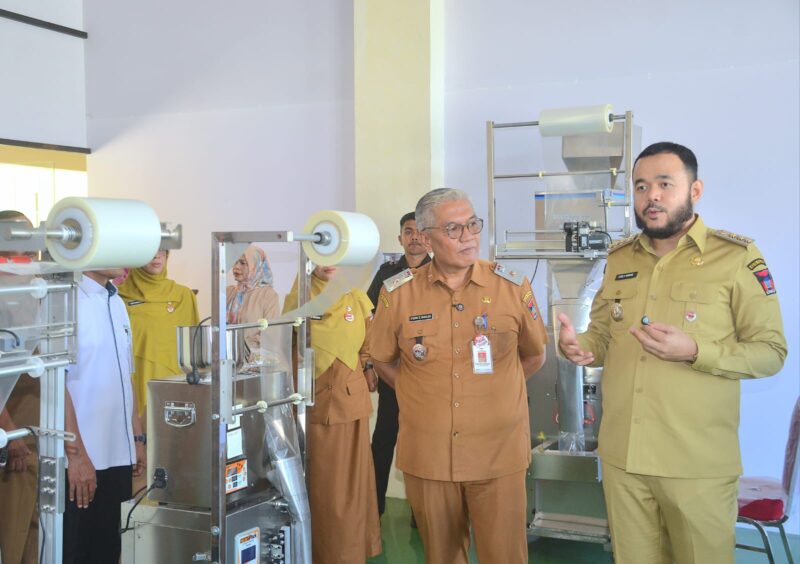 Wali Kota Padang Fadly Amran meninjau Sentra Rendang di Lubuk Buaya, Kecamatan Koto Tangah, Senin (19/5/2025). (Foto: Prokopim Padang)