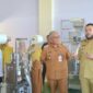 Wali Kota Padang Fadly Amran meninjau Sentra Rendang di Lubuk Buaya, Kecamatan Koto Tangah, Senin (19/5/2025). (Foto: Prokopim Padang)
