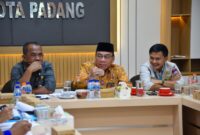 Wakil Wali Kota Padang Maigus Nasir memimpin rakor tindak lanjut pembebasan lahan proyek normalisasi Sungai Batang Kandis di Kantor Dinas PUPR Padang, Kamis (15/5/2025). (Foto: Prokopim Padang)