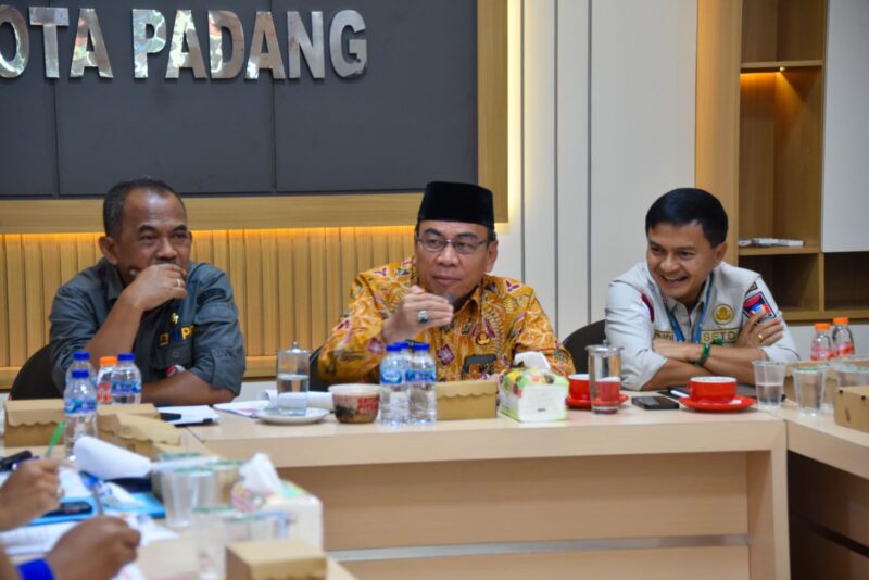 Wakil Wali Kota Padang Maigus Nasir memimpin rakor tindak lanjut pembebasan lahan proyek normalisasi Sungai Batang Kandis di Kantor Dinas PUPR Padang, Kamis (15/5/2025). (Foto: Prokopim Padang)
