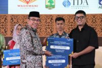 Wakil Wali Kota Padang Maigus Nasir menyerahkan bantuan pembiayaan kredit modal kerja KUR Bank Nagari kepada pelaku UMKM. (Foto: Prokopim Padang)