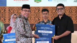 Wakil Wali Kota Padang Maigus Nasir menyerahkan bantuan pembiayaan kredit modal kerja KUR Bank Nagari kepada pelaku UMKM. (Foto: Prokopim Padang)