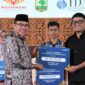 Wakil Wali Kota Padang Maigus Nasir menyerahkan bantuan pembiayaan kredit modal kerja KUR Bank Nagari kepada pelaku UMKM. (Foto: Prokopim Padang)
