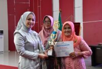 Ketua TP PKK Kota Padang, Ny. dr. Dian Puspita Fadly Amran, Sp.JP memberikan penghargaan kepada perempuan inspiratif pada peringatan Hari Kartini tingkat Kota Padang, Sabtu (3/5/2025). (Foto: Diskominfo Padang)