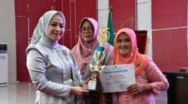 Ketua TP PKK Kota Padang, Ny. dr. Dian Puspita Fadly Amran, Sp.JP memberikan penghargaan kepada perempuan inspiratif pada peringatan Hari Kartini tingkat Kota Padang, Sabtu (3/5/2025). (Foto: Diskominfo Padang)