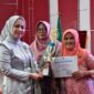 Ketua TP PKK Kota Padang, Ny. dr. Dian Puspita Fadly Amran, Sp.JP memberikan penghargaan kepada perempuan inspiratif pada peringatan Hari Kartini tingkat Kota Padang, Sabtu (3/5/2025). (Foto: Diskominfo Padang)