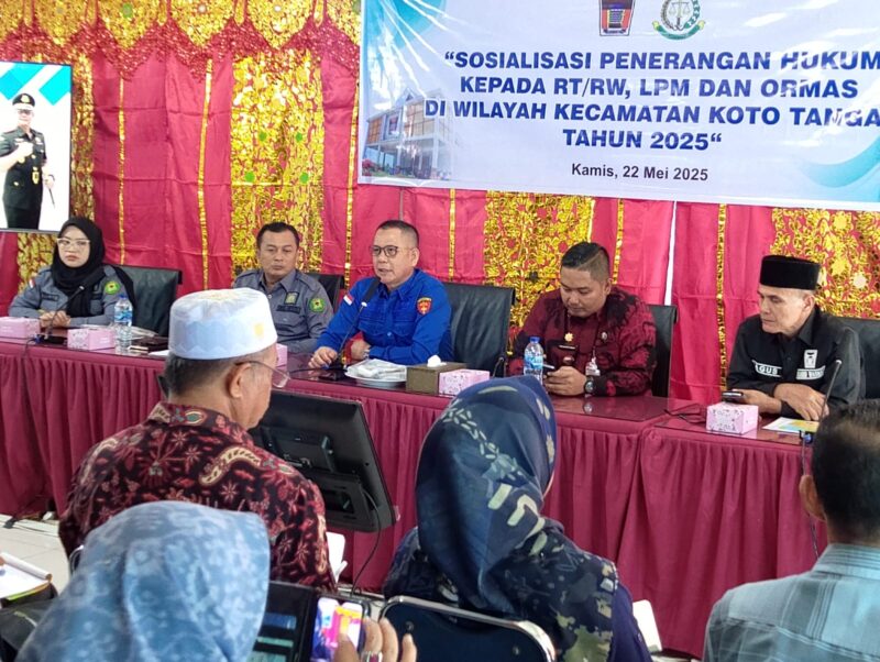 Pemko Padang berkolaborasi dengan Kejari Padang menggelar sosialisasi penerangan hukum di aula Kantor Camat Koto Tangah, Kamis (22/5/2025). 