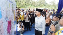 Menteri PU RI, Dody Hanggodo meninjau lokasi rencana pembangunan Sabo Dam di Nagari Sungai Jambu, Kecamatan Pariangan, Kabupaten Tanah Datar, Sabtu (3/5/2025). (Foto: Prokopim Tanah Datar)