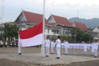 Pemko Padang menggelar upacara gabungan peringatan Hardiknas dan Hari Otonomi Daerah di Lapangan Tugu Apeksi, Balai Kota Aie Pacah, Jumat (2/5/2025). (Foto: FB Diskominfo Padang)