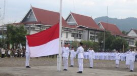 Pemko Padang menggelar upacara gabungan peringatan Hardiknas dan Hari Otonomi Daerah di Lapangan Tugu Apeksi, Balai Kota Aie Pacah, Jumat (2/5/2025). (Foto: FB Diskominfo Padang)