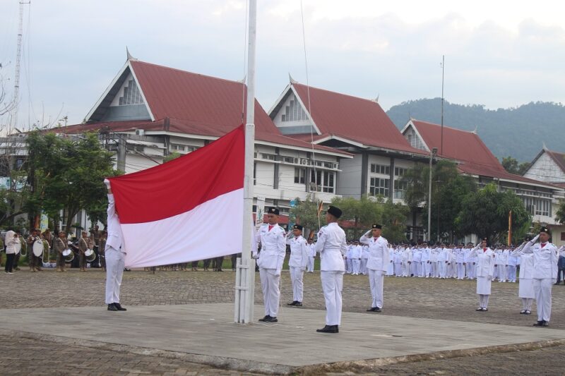 Pemko Padang menggelar upacara gabungan peringatan Hardiknas dan Hari Otonomi Daerah di Lapangan Tugu Apeksi, Balai Kota Aie Pacah, Jumat (2/5/2025). (Foto: FB Diskominfo Padang)