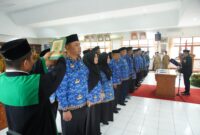 Bupati Eka Putra melantik 37 pejabat manajerial di aula Kantor Bupati, Pagaruyung, Senin (5/5/2025). (Prokopim Tanah Datar)