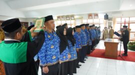 Bupati Eka Putra melantik 37 pejabat manajerial di aula Kantor Bupati, Pagaruyung, Senin (5/5/2025). (Prokopim Tanah Datar)