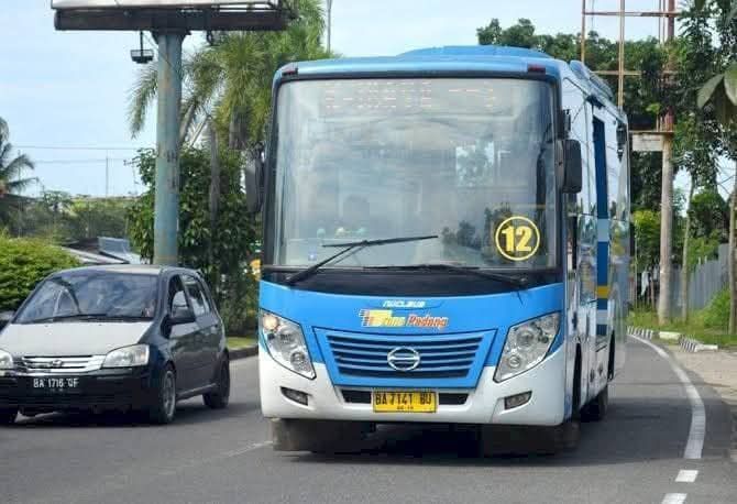 Pemko Padang memberikan tarif khusus Rp2 untuk pelajar yang naik Trans Padang di Hari Pendidikan Nasional. (Foto: FB Diskominfo Padang)