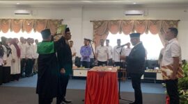 Bupati Pasaman Barat, Yulianto melantik Dodi San Ismail sebagai Pj Sekda Pasbar di Aula Kantor Bupati, Rabu (7/5/2025). (Foto: Diskominfo Pasbar)