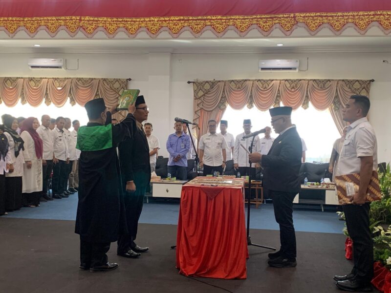 Bupati Pasaman Barat, Yulianto melantik Dodi San Ismail sebagai Pj Sekda Pasbar di Aula Kantor Bupati, Rabu (7/5/2025). (Foto: Diskominfo Pasbar)