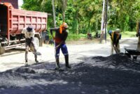 Petugas Dinas PUPR Padang sedang melakukan perbaikan jalan berlubang di salah satu titik di Kota Padang, Kamis (9/5/2025). (Foto: Diskominfo Padang)