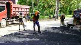 Petugas Dinas PUPR Padang sedang melakukan perbaikan jalan berlubang di salah satu titik di Kota Padang, Kamis (9/5/2025). (Foto: Diskominfo Padang)