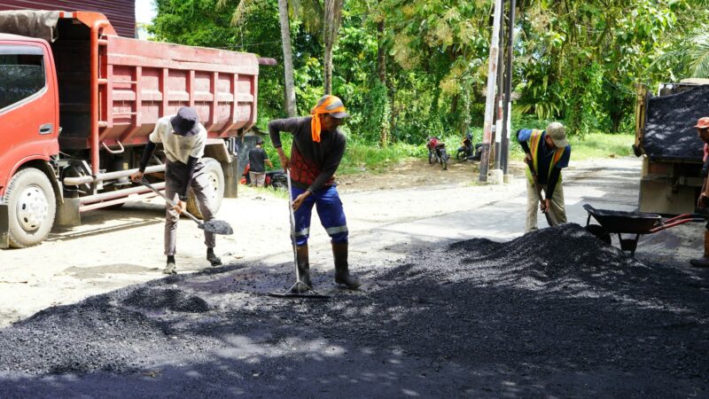 Petugas Dinas PUPR Padang sedang melakukan perbaikan jalan berlubang di salah satu titik di Kota Padang, Kamis (9/5/2025). (Foto: Diskominfo Padang)