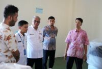 Direktur IKM Pangan, Furniture, dan Bahan Bangunan Kemenperin RI, Bayu Fajar Nugroho mengunjungi Sentra Rendang dan Rumah Kemasan di Lubuk Buaya, Kecamatan Koto Tangah pada Rabu (7/5/2025). (Foto: Diskominfo Padang)