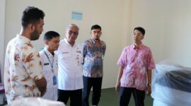 Direktur IKM Pangan, Furniture, dan Bahan Bangunan Kemenperin RI, Bayu Fajar Nugroho mengunjungi Sentra Rendang dan Rumah Kemasan di Lubuk Buaya, Kecamatan Koto Tangah pada Rabu (7/5/2025). (Foto: Diskominfo Padang)