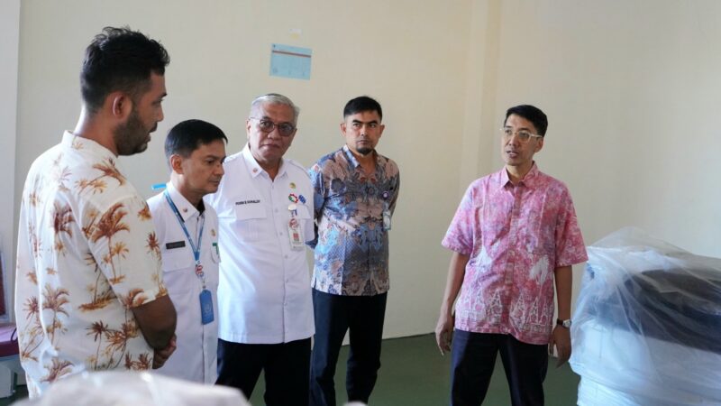 Direktur IKM Pangan, Furniture, dan Bahan Bangunan Kemenperin RI, Bayu Fajar Nugroho mengunjungi Sentra Rendang dan Rumah Kemasan di Lubuk Buaya, Kecamatan Koto Tangah pada Rabu (7/5/2025). (Foto: Diskominfo Padang)