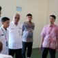 Direktur IKM Pangan, Furniture, dan Bahan Bangunan Kemenperin RI, Bayu Fajar Nugroho mengunjungi Sentra Rendang dan Rumah Kemasan di Lubuk Buaya, Kecamatan Koto Tangah pada Rabu (7/5/2025). (Foto: Diskominfo Padang)