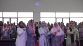 Ketua TP PKK Kota Padang Ny. dr. Dian Puspita Fadly Amran, Sp.JP bersama jajaran pengurus saat peringatan Hari Kartini Tingkat Kota Padang, di Ruang Bagindo Aziz Chan Balai Kota Padang, Sabtu (3/5/2025). (Foto: Diskominfo Padang)