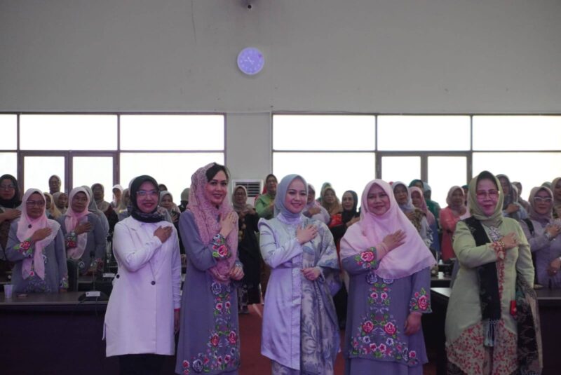 Ketua TP PKK Kota Padang Ny. dr. Dian Puspita Fadly Amran, Sp.JP bersama jajaran pengurus saat peringatan Hari Kartini Tingkat Kota Padang, di Ruang Bagindo Aziz Chan Balai Kota Padang, Sabtu (3/5/2025). (Foto: Diskominfo Padang)