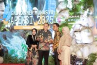 Wali Kota Ramadhani dan istri bertukar cenderamata dengan Wali Kota Surabaya, Eri Cahyadi. (Foto: Prokopim Kota Solok)