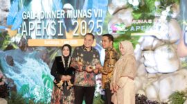 Wali Kota Ramadhani dan istri bertukar cenderamata dengan Wali Kota Surabaya, Eri Cahyadi. (Foto: Prokopim Kota Solok)