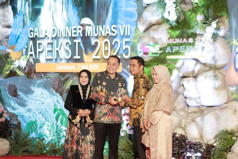 Wali Kota Ramadhani dan istri bertukar cenderamata dengan Wali Kota Surabaya, Eri Cahyadi. (Foto: Prokopim Kota Solok)