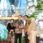 Wali Kota Ramadhani dan istri bertukar cenderamata dengan Wali Kota Surabaya, Eri Cahyadi. (Foto: Prokopim Kota Solok)