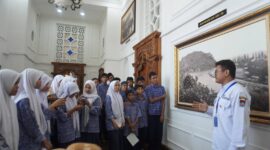 Sejumlah pelajar SMP di Kota Padang mengunjungi Museum dan Galeri Arsip Statis yang berlokasi di Gedung Balai Kota Lama pada rabu (7/5/2025). (Foto: Diskominfo Padang)