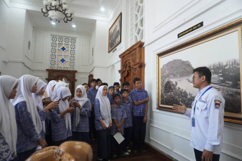 Sejumlah pelajar SMP di Kota Padang mengunjungi Museum dan Galeri Arsip Statis yang berlokasi di Gedung Balai Kota Lama pada rabu (7/5/2025). (Foto: Diskominfo Padang)