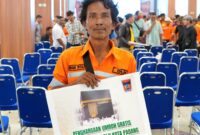 Irwan, petugas kebersihan DLH Padang menerima hadiah umrah dari Pemko Padang. (Foto: Prokopim Padang)