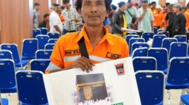 Irwan, petugas kebersihan DLH Padang menerima hadiah umrah dari Pemko Padang. (Foto: Prokopim Padang)