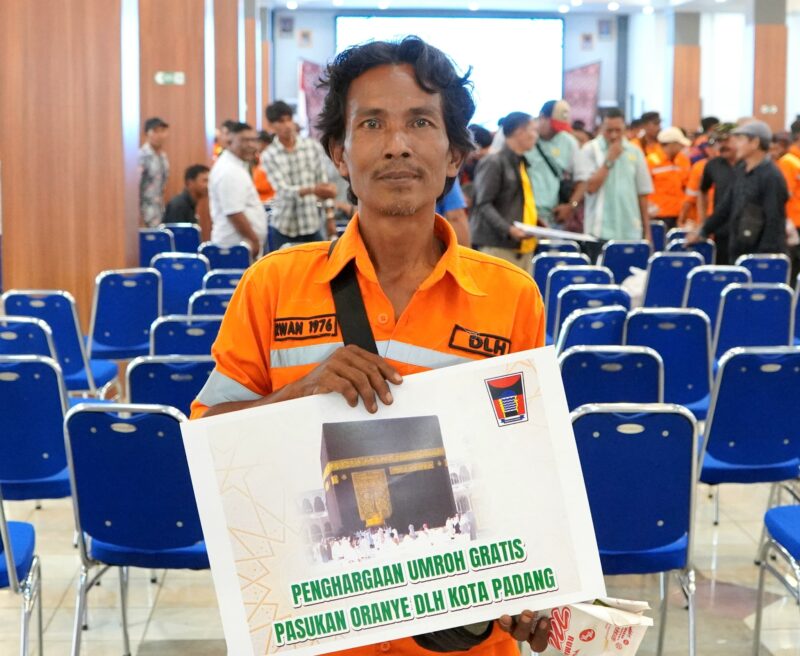 Irwan, petugas kebersihan DLH Padang menerima hadiah umrah dari Pemko Padang. (Foto: Prokopim Padang)
