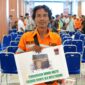 Irwan, petugas kebersihan DLH Padang menerima hadiah umrah dari Pemko Padang. (Foto: Prokopim Padang)